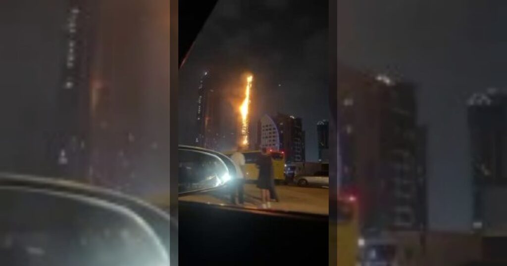 Появились кадры горящего отеля Burj Al Arab в Дубай, ОАЭ.