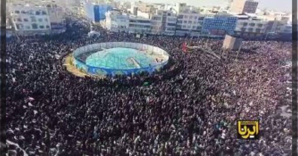 В центре Тегерана собираются люди, чтобы почтить память верховного рахбара Хаменеи, ликвидиронного в результате авиаудара.