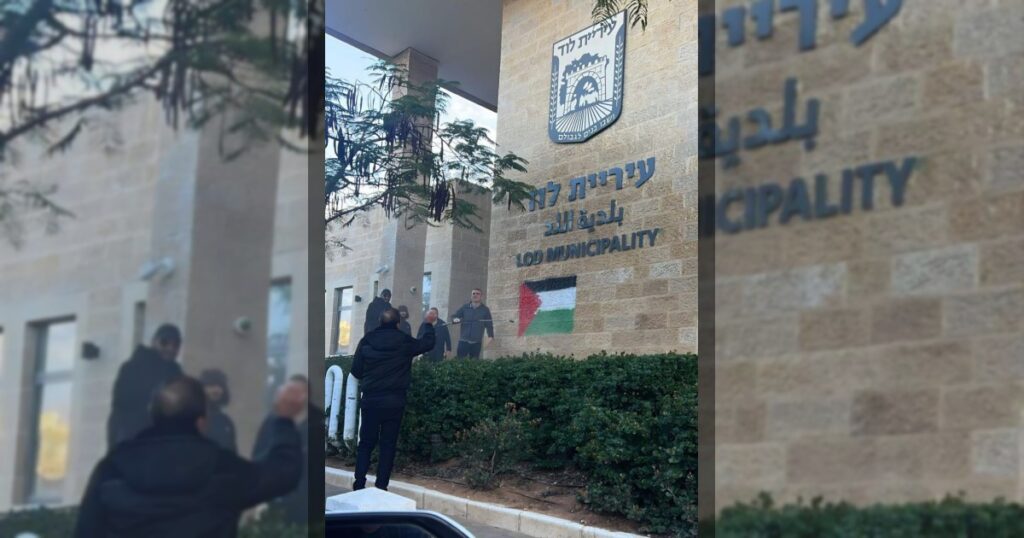 Неизвестный нарисовал флаг Палестины на стене здания муниципалитета Израиля в городе Лод в Израиле.