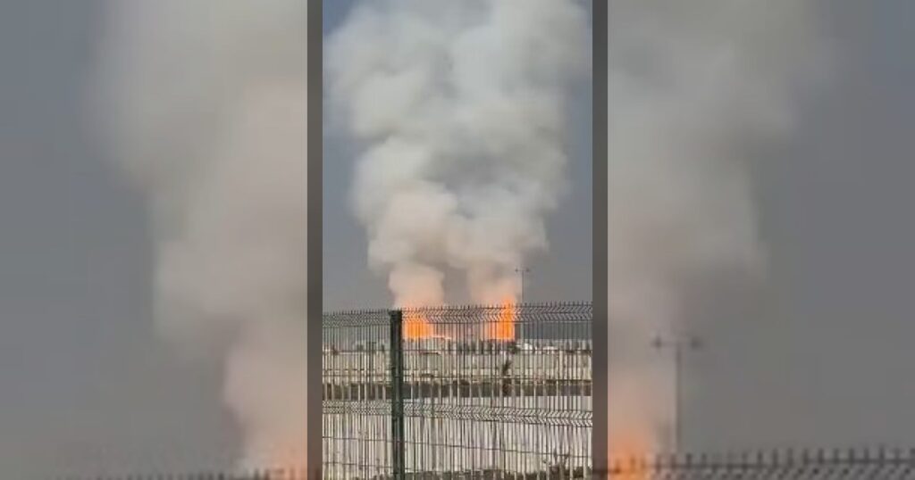 Сообщается об атаке иранских беспилотников на газо-промышленную зону ОАЭ, в результате которой возник крупный пожар.