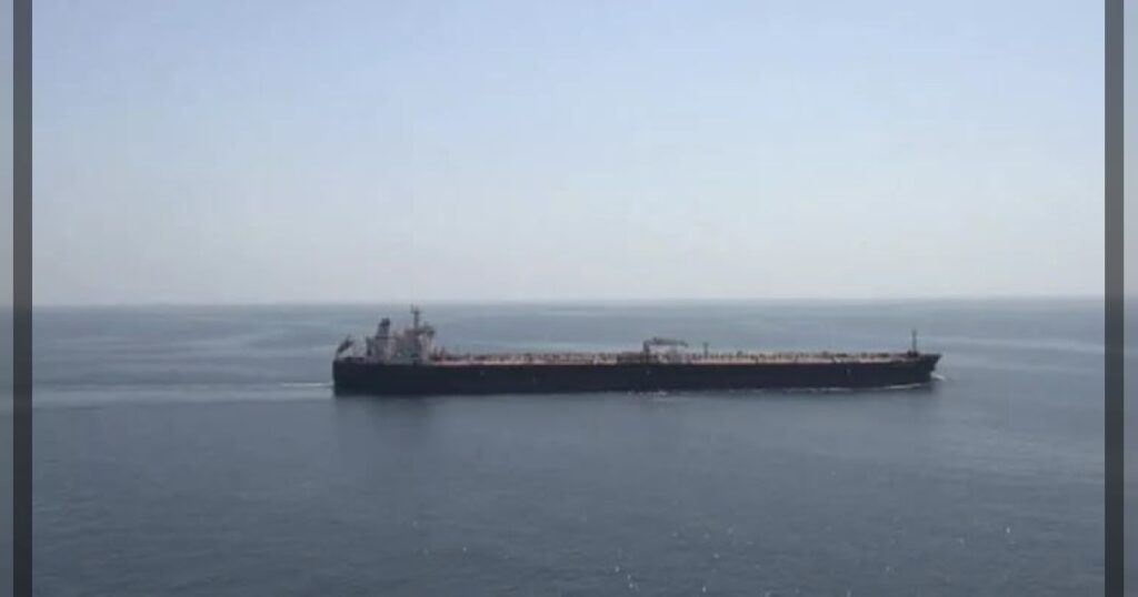 Нефтяной танкер попал под обстрел в территориальных водах Омана