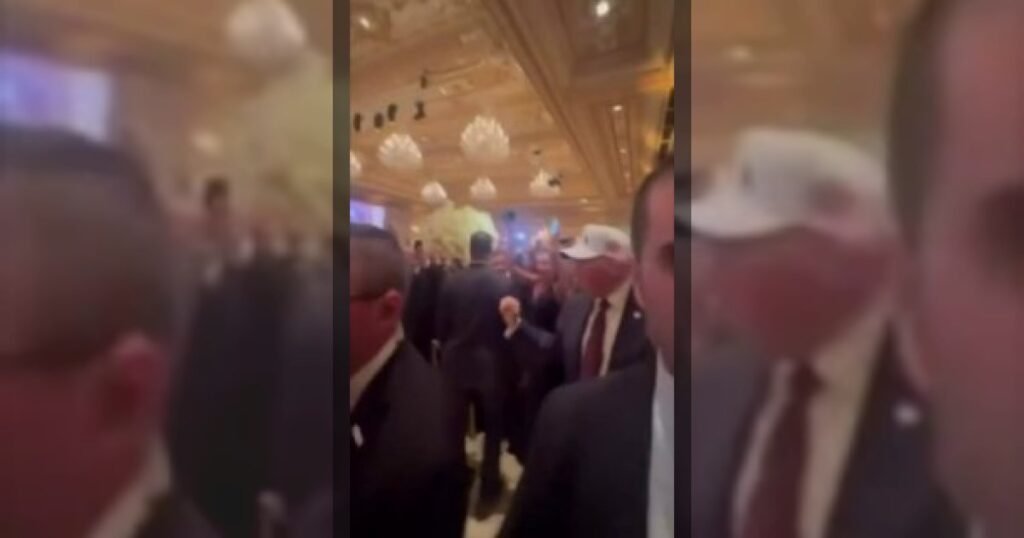 Перед началом ударов по Ирану президент США Дональд Трамп танцевал в Мар-а-Лаго в той же кепке, в которой позже появился в ситуационной комнате: