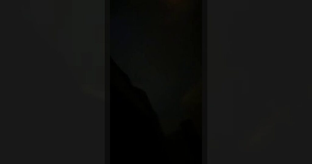 В сети распространяются кадры, на которых, как утверждается, зафиксирован момент удара иранской ракеты в непосредственной близости от американских военных на Ближнем Востоке.