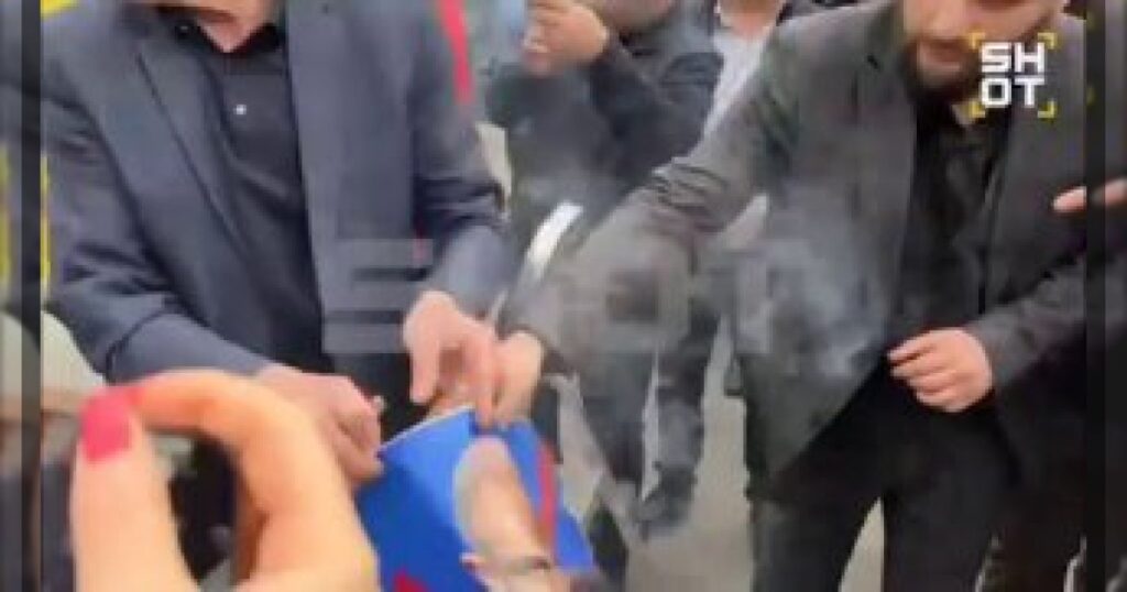 Тем временем в Москве на митинге в поддержку армянской церкви сожгли портрет Пашиняна.