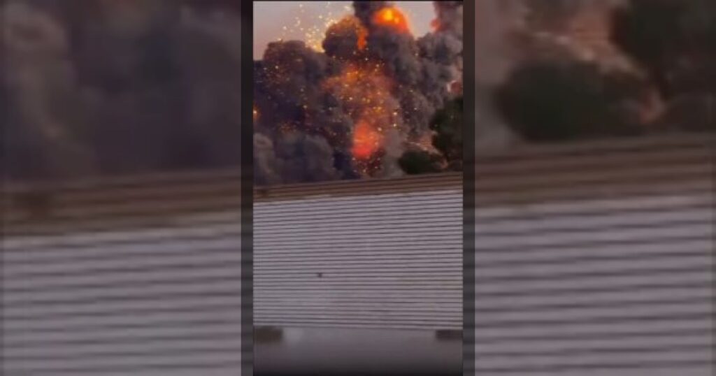 Последствия ударов США или Израиля по ещё одному складу артиллерийских боеприпасов недалеко от Исфахана, Иран.