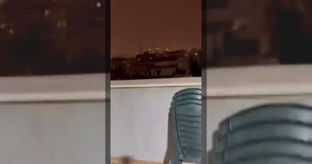 Момент попадания ракеты в Петах-Тиква на востоке Тель-Авива —