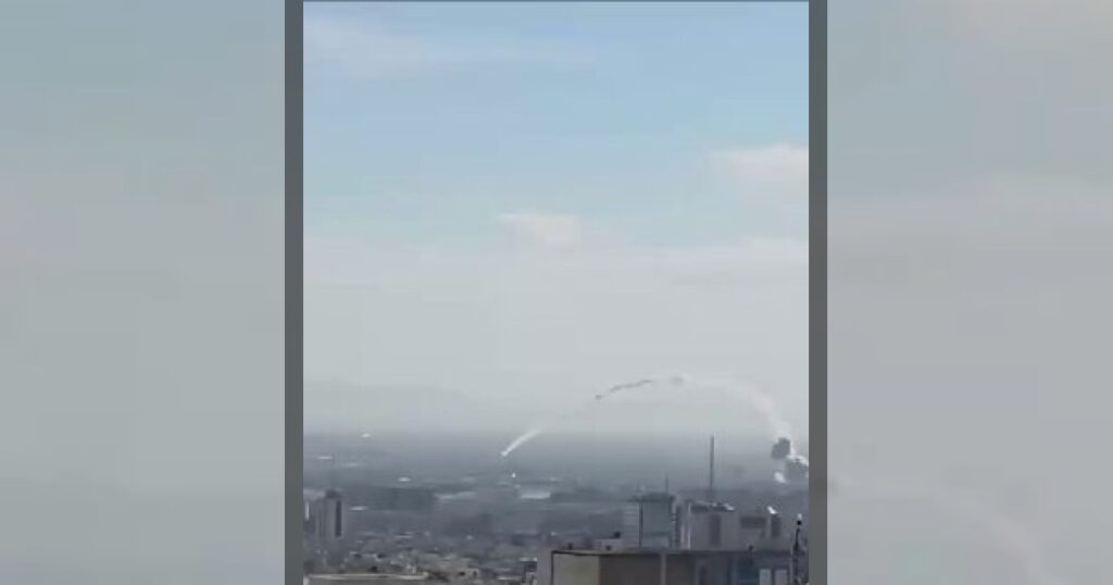 Камеры зафиксировали момент неудачного запуска баллистической ракеты в пригороде Тегерана.