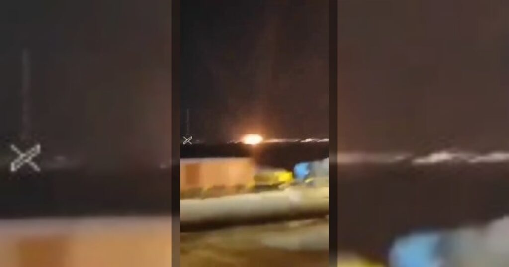 В эти минуты по городу Абадан в Иране наносятся серии ударов.