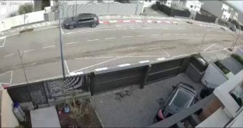 «Хезболла» нанесла ракетный удар по Кириат-Шмоне на севере Израиля, при этом сирены оповещения не сработали.