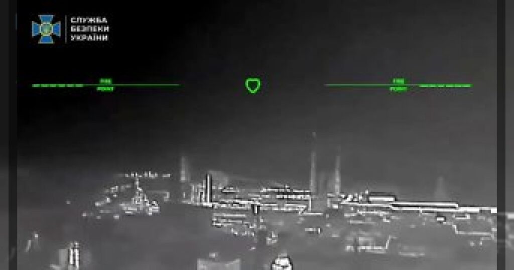 Украинские дроны атаковали Алчевский металлургический комбинат, заявляет СБУ.