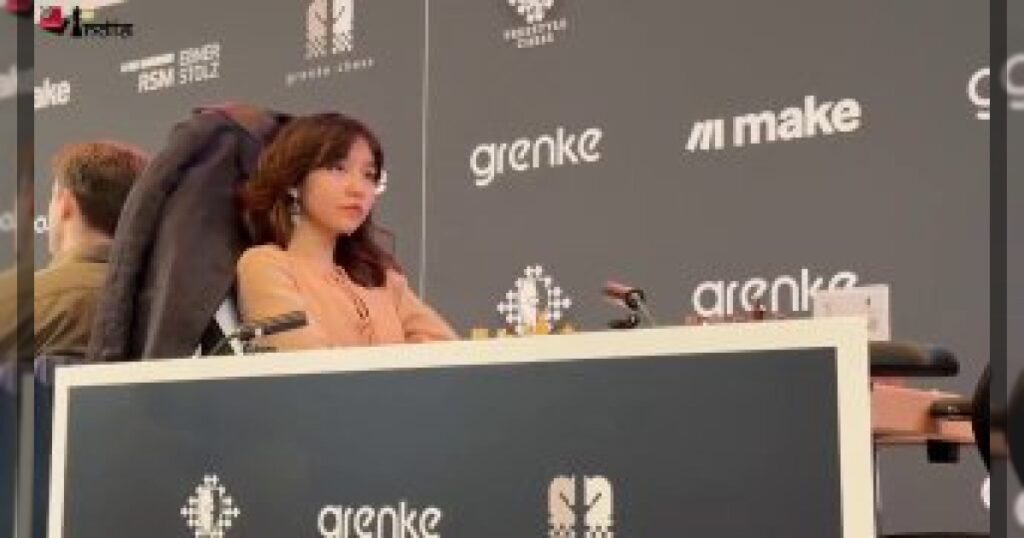 Карлсен пожаловался на соперницу после селфи на турнире