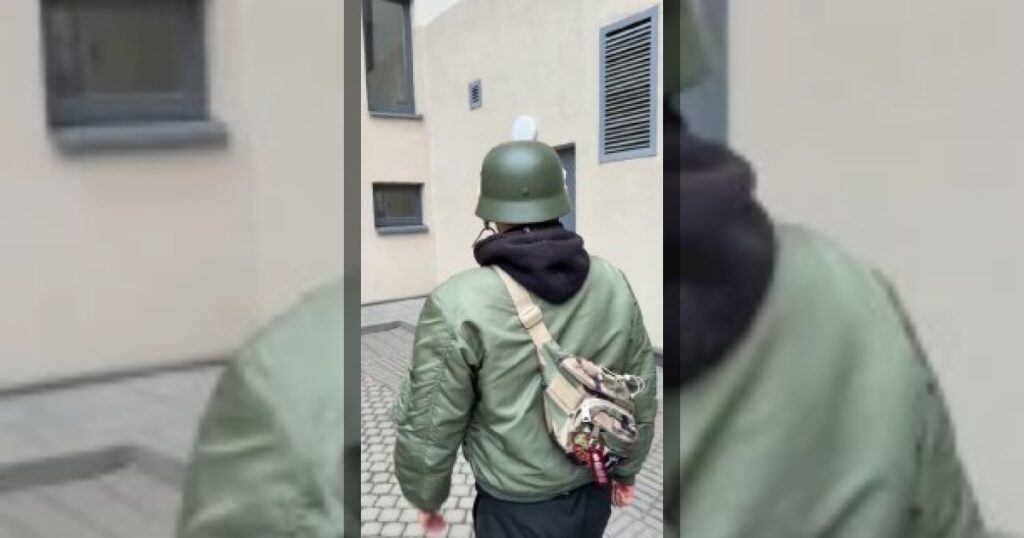 В Санкт-Петербурге свободно разгуливает мужчина в шлеме СС, открыто продвигающий идеологию Третьего рейха.