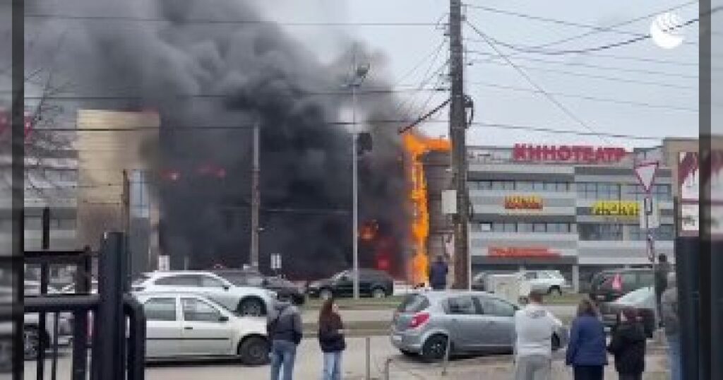 Сильный пожар вспыхнул в торговом центре в Калининграде.