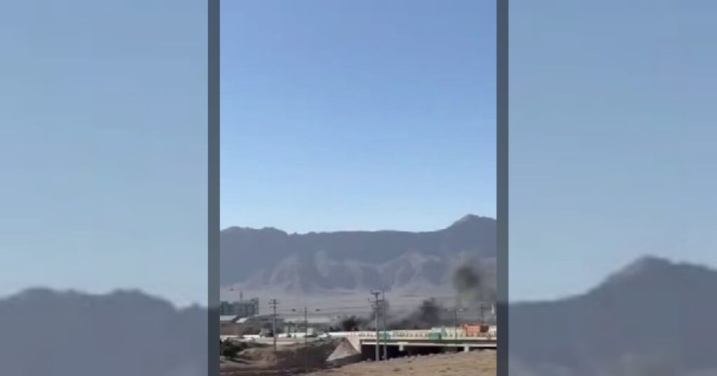 В городе Бехарестан в иранской провинции Исфахан после атаки горит командный штаб КСИР.