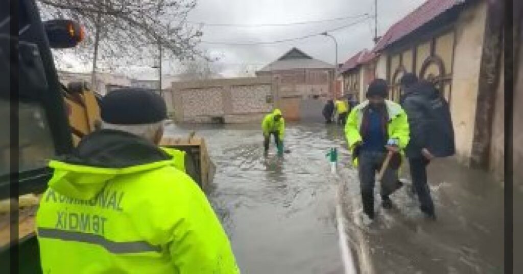 В районах Баку — Низаминском, Бинагадинском и Сабунчинском — продолжаются работы по устранению последствий непогоды:
