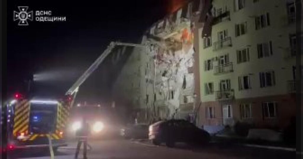 Ночью Россия ударила по Одессе, дрон влетел в многоэтажку