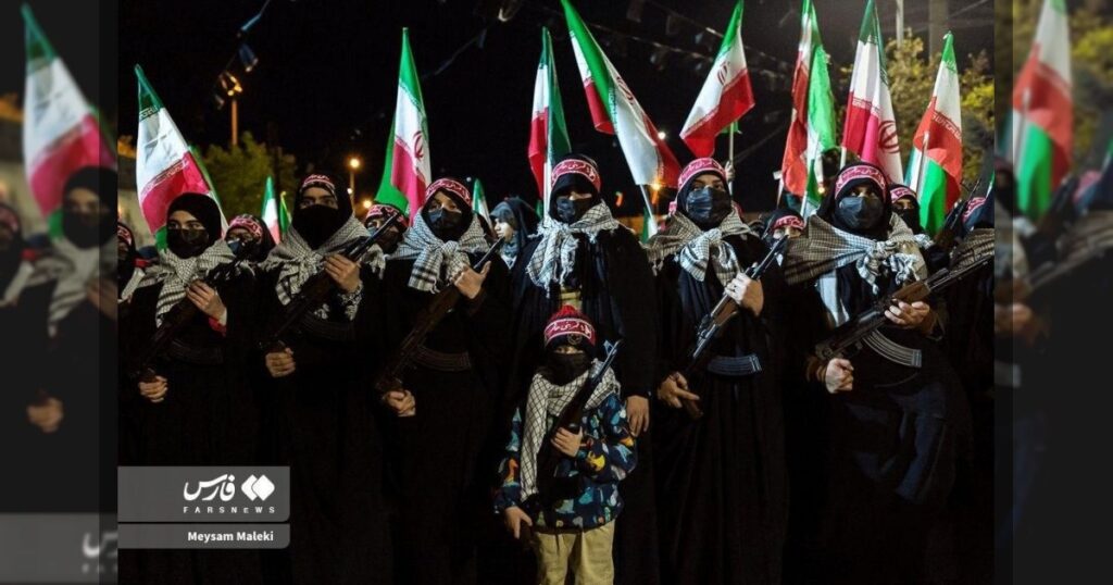 В Казвине (Иран) женщинам и детям выдали оружие