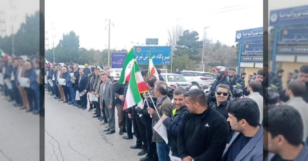 Также жители Тебриза выстроились в живую цепь перед тепловой электростанцией.