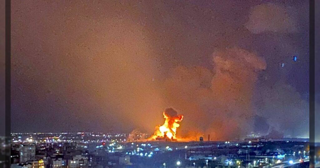 Сообщается о мощных ударах в Араке (Иран)