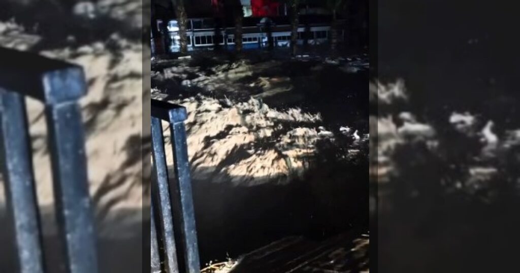 В турецком городе Османие сильные ливни привели к подтоплению улиц и низменных районов.