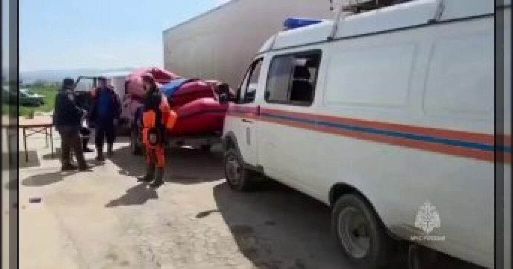 Почти 1.400 домов остаются подтопленными в Дагестане, сообщили в МЧС. В пунктах временного размещения находятся почти 600 человек, в том числе 246 детей.