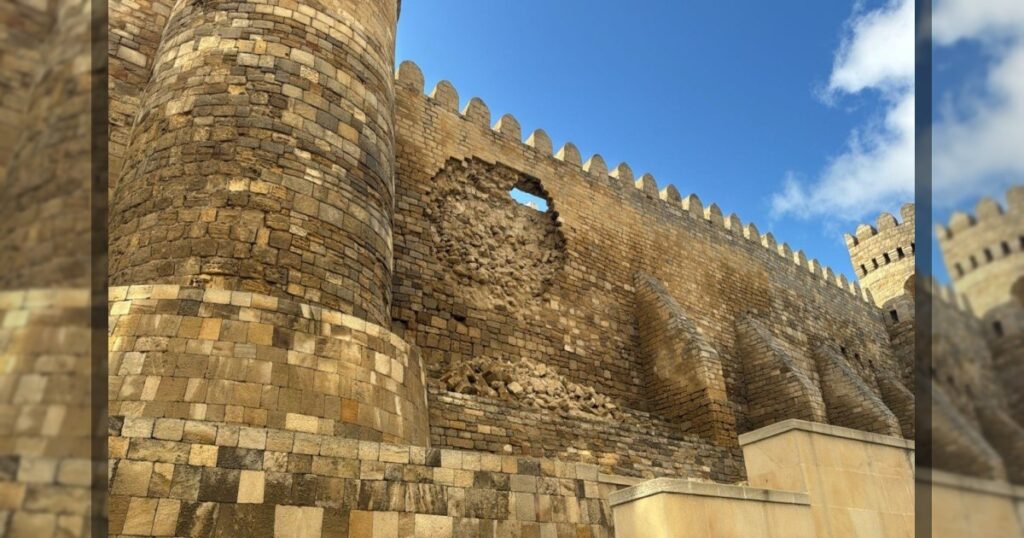 В Ичеришехер произошло частичное повреждение участка крепостной стены.