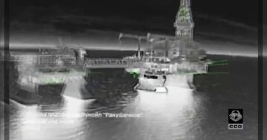 Кадры атаки украинских БПЛА на российские буровые платформы в Каспийском море, более чем в 1000 км от линии фронта.