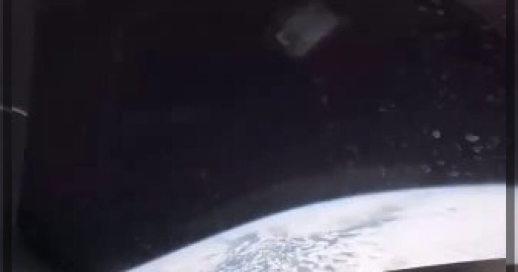 Опубликованы кадры входа в атмосферу Земли, снятые с борта посадочного модуля Artemis II