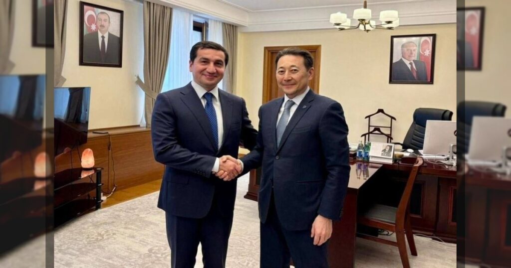 Помощник президента Азербайджана Хикмет Гаджиев провел встречу с генеральным секретарем СВМДА Кайратом Сарыбаем, в ходе которой была высоко оценена роль Баку в организации.