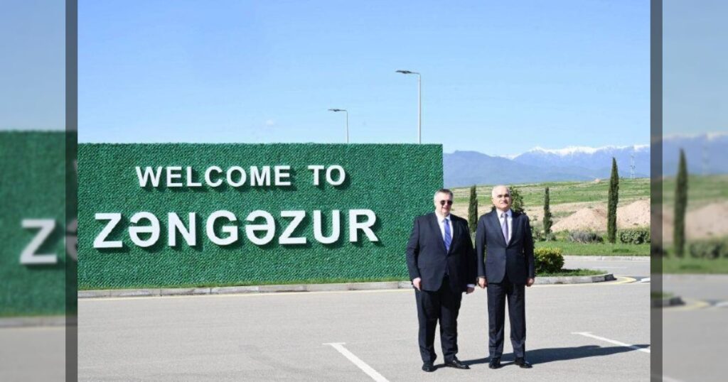 Вице-премьер России Алексей Оверчук и вице-премьер Азербайджана Шахин Мустафаев на фоне надписи «Zəngəzur»