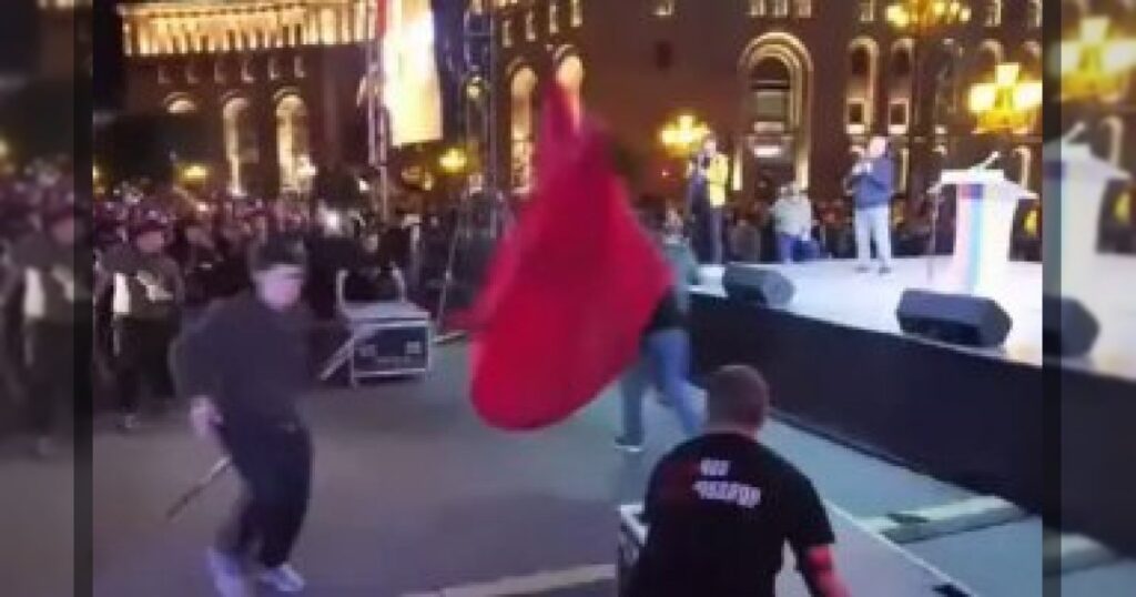 В Ереване опять сожгли флаг Турции.